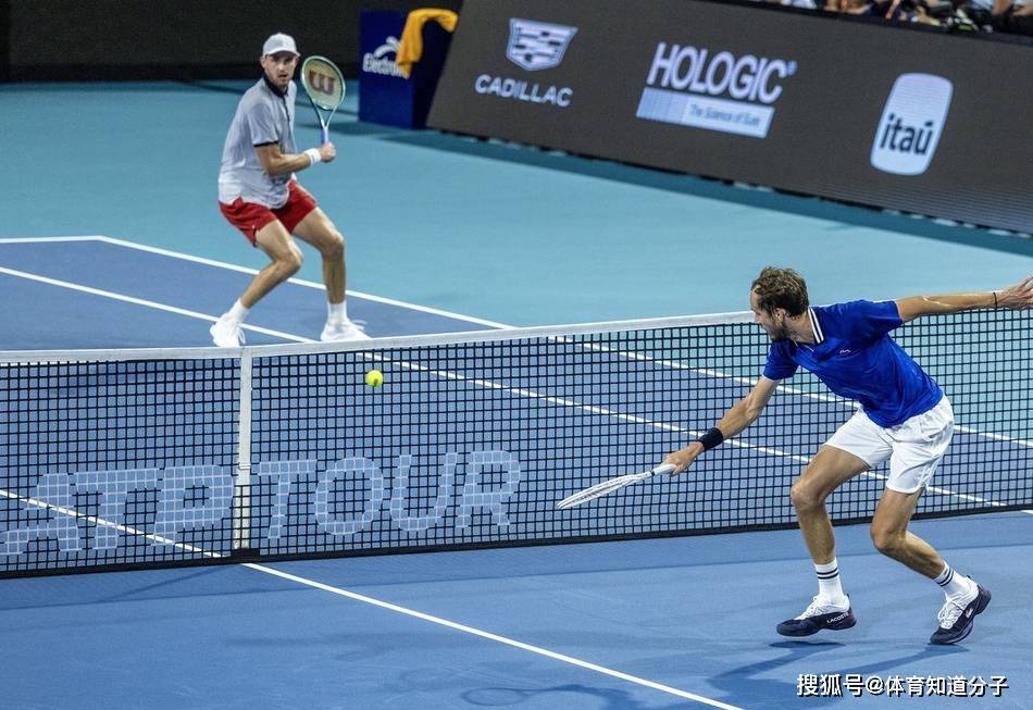 包含意大利网球队逆转欧洲网球队，梅德韦杰夫关键制胜的词条