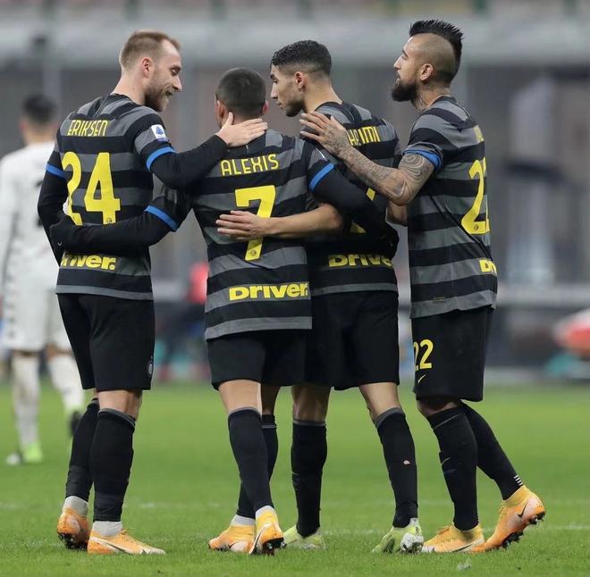 国际米兰碾压哥伦比亚，戈麦斯惊艳四座