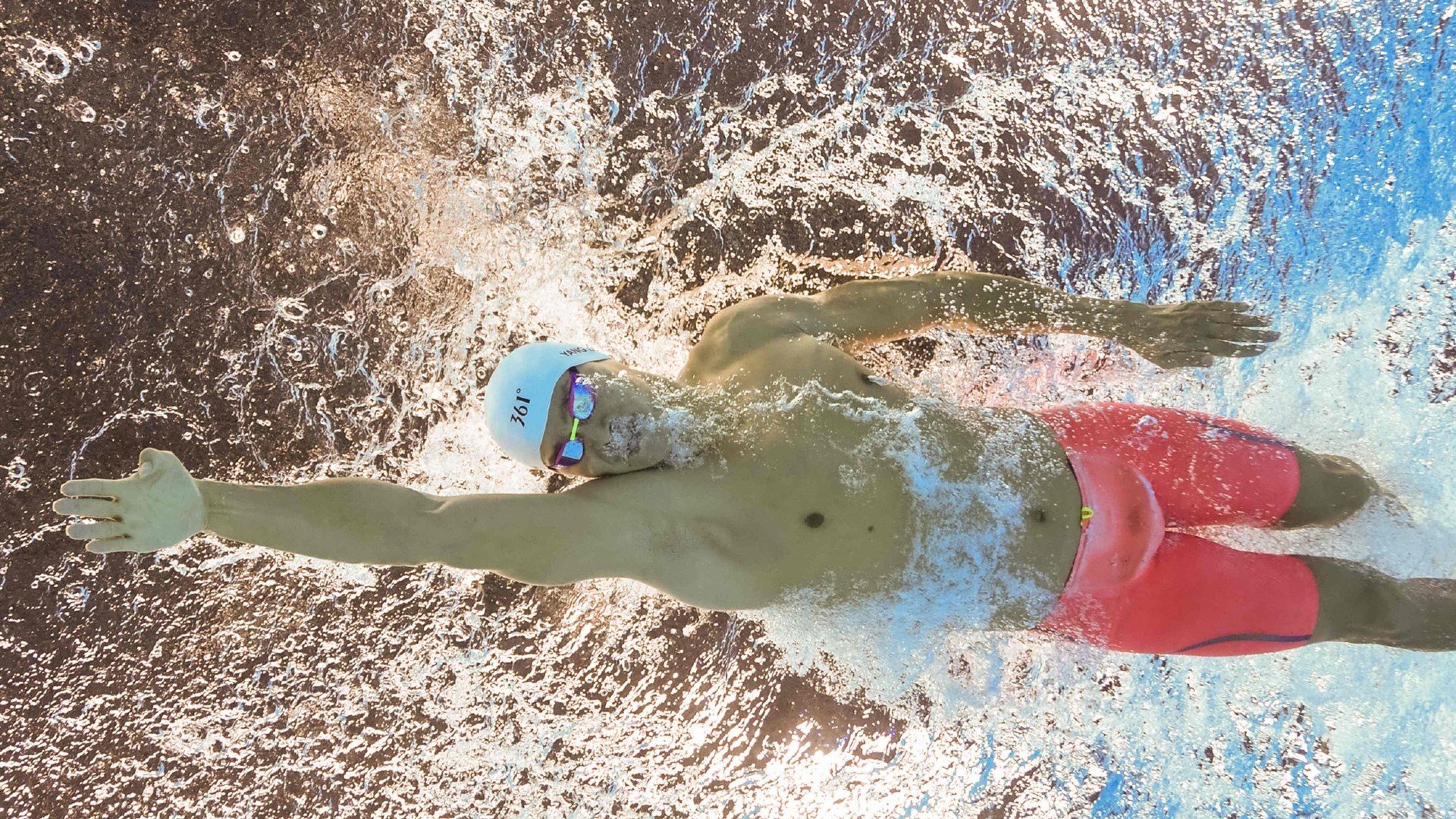 双线叙事，法拉利的精密战术与维斯塔潘的孤勇胜利