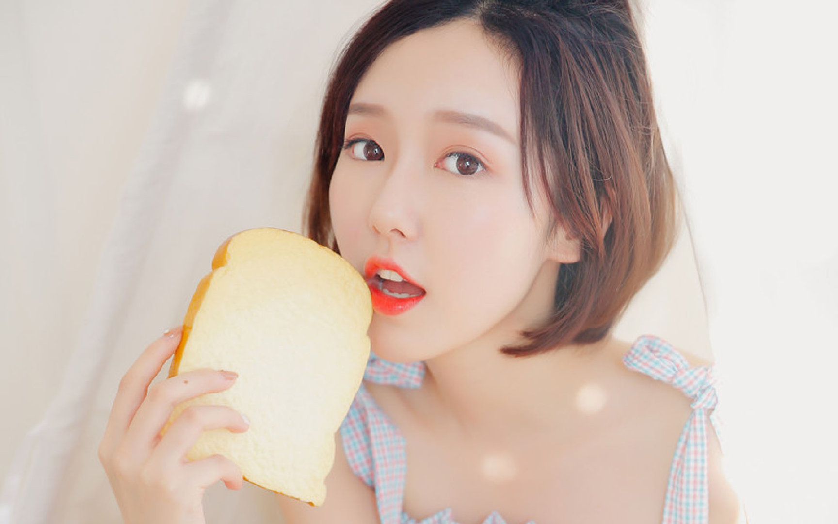 引擎嘶吼与轮胎尖叫,穆勒在霓虹街道上演逆袭神话